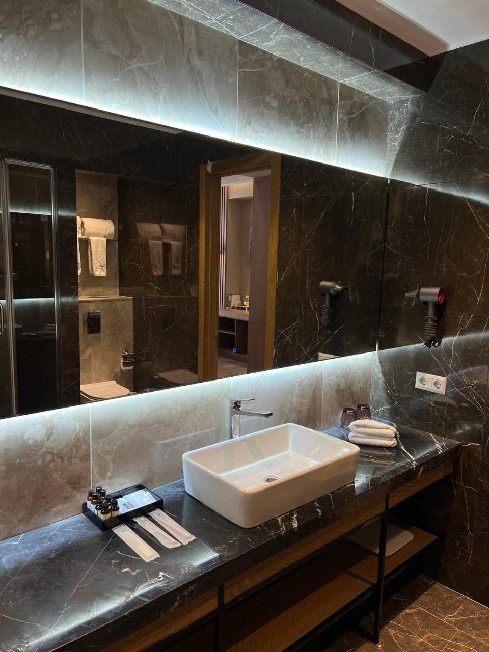 Sofia International Hotel Bisjkek Eksteriør billede
